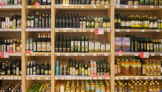 Olio d'oliva su scaffali del supermercato