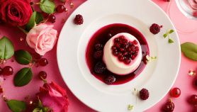 Panna cotta cremosa alla rosa con salsa ai frutti di bosco