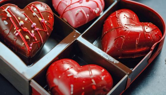 Particolari cioccolatini rossi e rosa a forma di cuore