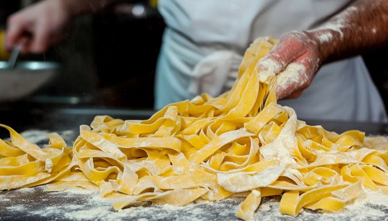 Pastaio intento a fare le tagliatelle a mano
