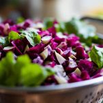Radicchio tagliuzzato e asciugato su tagliere