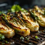 Radicchio in cottura sulla griglia dopo essere stato condito