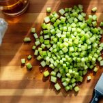 Gambi di sedano tagliati finemente pronti per la preparazione