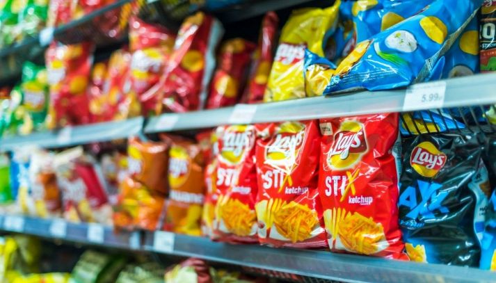 Patatine e snack confezionati al supermercato