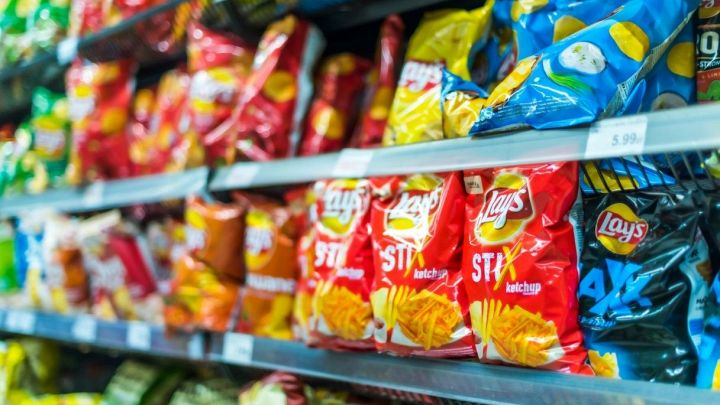 Patatine e snack confezionati al supermercato