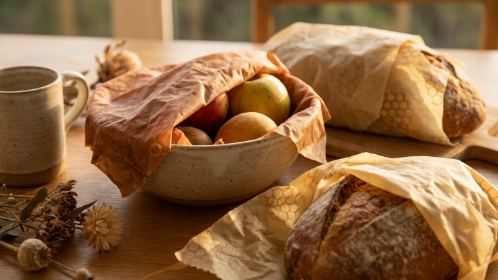 Primo piano di una pellicola alimentare riutilizzabile calda e avvolgente, illuminata da luce naturale