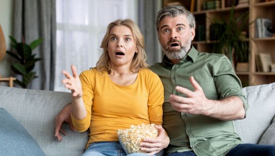 Persone soprese guardano la tv