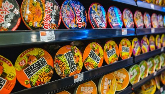 Spaghetti e noodle istantanei al supermercato