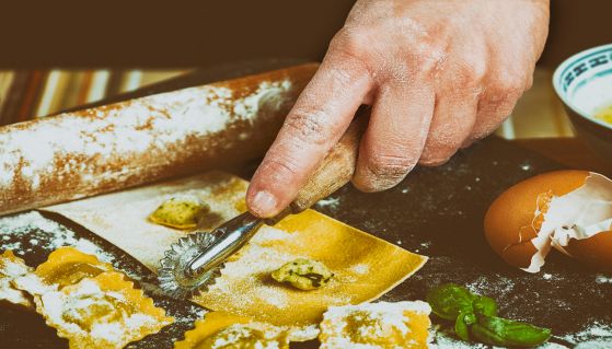 Preparazione dei ravioli in cucina