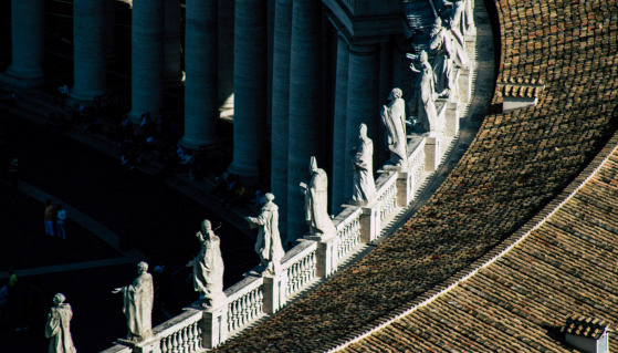Terrazza della Basilica di San Pietro con area ristoro per pellegrini, tema turismo, servizi e dibattito sul decoro del luogo sacro