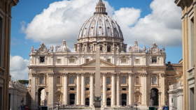 Terrazza della Basilica di San Pietro con area ristoro per pellegrini, tema turismo, servizi e dibattito sul decoro del luogo sacro