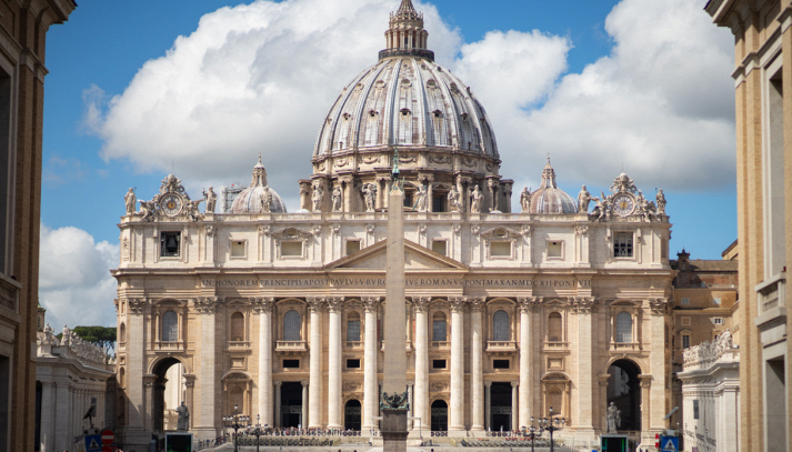 Terrazza della Basilica di San Pietro con area ristoro per pellegrini, tema turismo, servizi e dibattito sul decoro del luogo sacro