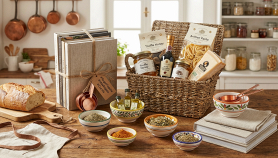 Cesto di regali a tema gastronomico o accessori da cucina
