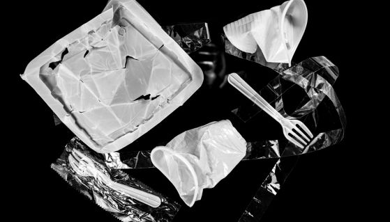 Scarti di oggetti in plastica