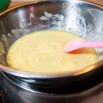 Scaldate in un pentolino la panna senza farla bollire. Aggiungete il formaggio stagionato grattugiato e i tuorli, poi frullate con un frullatore a immersione fino a ottenere una fonduta corposa e liscia.