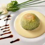 Sformate delicatamente i flan raffreddati e accompagnateli con la fonduta al formaggio versata sopra. Servite i flan ancora caldi o tiepidi.