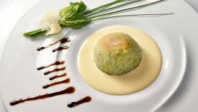 Sformate delicatamente i flan raffreddati e accompagnateli con la fonduta al formaggio versata sopra. Servite i flan ancora caldi o tiepidi.