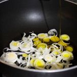 Pulite e tagliate i porri a fettine sottili. Stufateli in una pentola con un filo d’olio e un pizzico di sale fino a quando saranno morbidi e ben cotti.