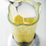 Trasferite i porri nel contenitore di un frullatore insieme al latte, alla panna, alle uova e a un pizzico di sale. Frullate fino a ottenere un composto liscio e omogeneo.