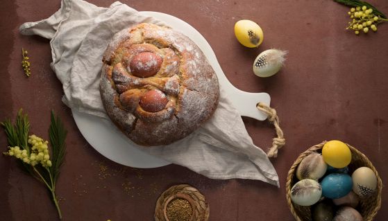 Antico pane dolce di Pasqua con uova sode