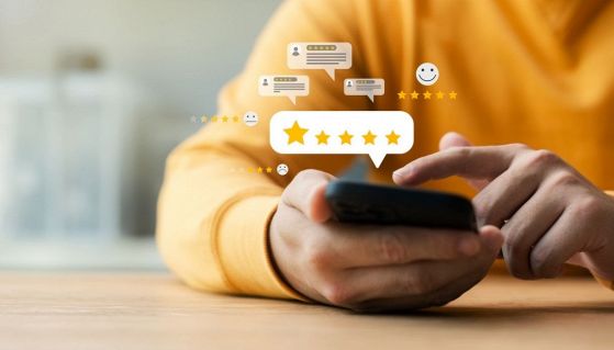 Un utente lascia una recensione online su un app 