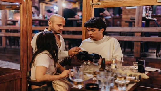 Attori sul set con il regista girano in un ristorante