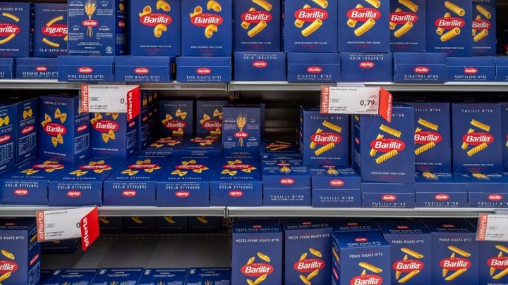 Scaffali pieni di pasta Barilla al supermercato