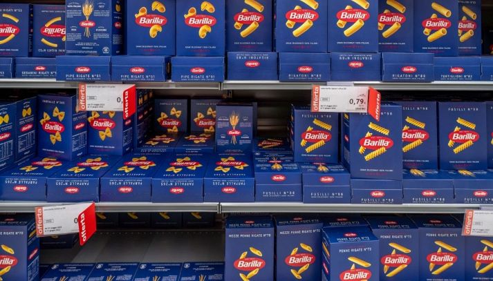 Scaffali pieni di pasta Barilla al supermercato