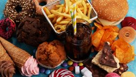 Cibi ultraprocessati, cibo da fast food e dolciumi