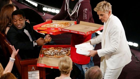 Ellen DeGeneres offre la pizza durante la notte degli Oscar
