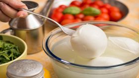 Ciotola con mozzarelle di bufala fresche