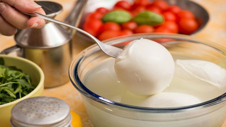 Nessuno si aspetta di vedere una mozzarella "nascere" proprio qui