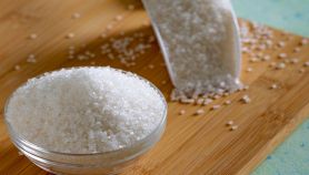 Ciotola con zucchero bianco su tagliere di legno