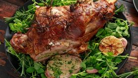 Cosciotto d'agnello al forno con erbette