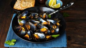 Cozze aperte in padella e limone