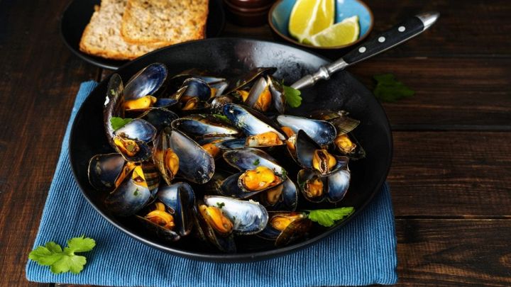 Cozze aperte in padella e limone