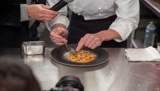 Cuoco ripreso e intervistato mentre è in cucina
