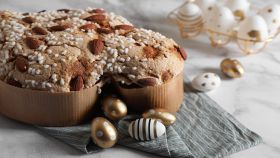 Deliziosa colomba di Pasqua e uova decorate su un tavolo di marmo