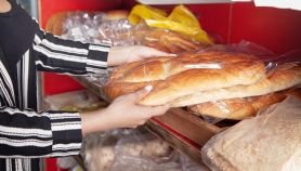 Donna che sceglie pane al supermercato