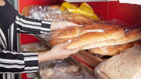 Donna che sceglie pane al supermercato