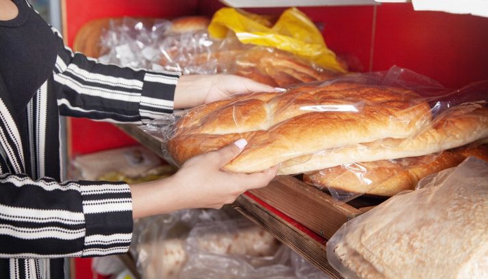 Donna che sceglie pane al supermercato