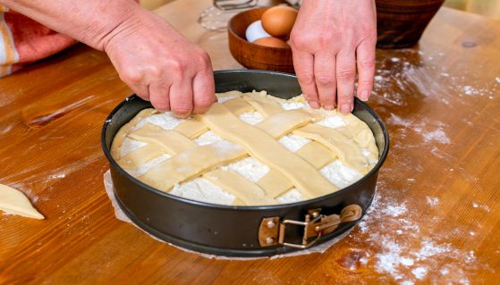 Donna prepara in casa la pastiera napoletana