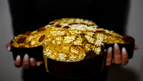 Donna regge una deliziosa colomba di Pasqua