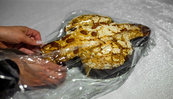 Donna scarta delicatamente una colomba di Pasqua