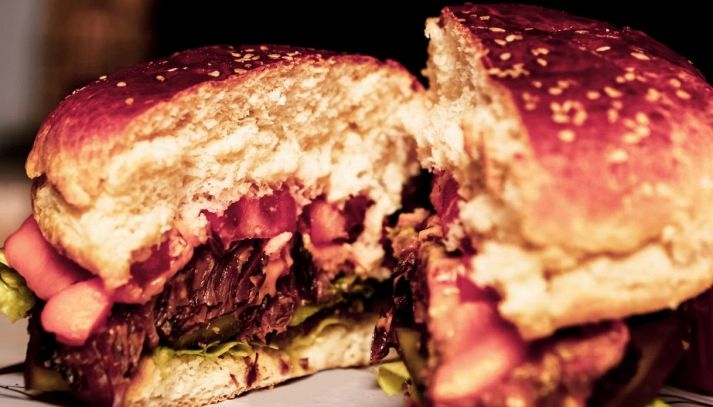 Hamburger gourmet tagliato in due e impiattato