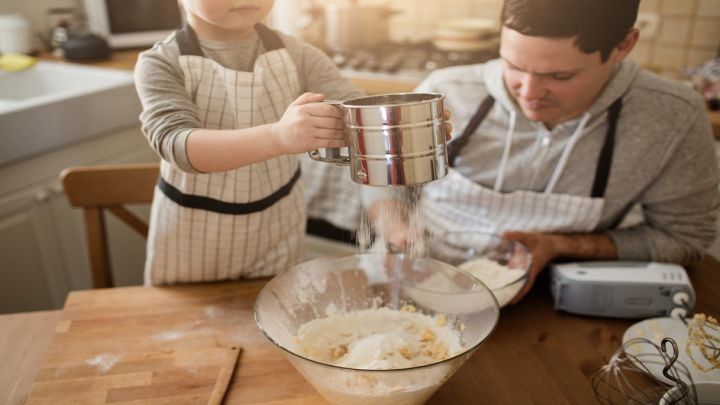 Padre e figlia preparano un dolce insieme