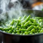 Fave immerse in acqua bollente e poi raffreddate