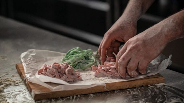 Artigiano che fa pasta a mano