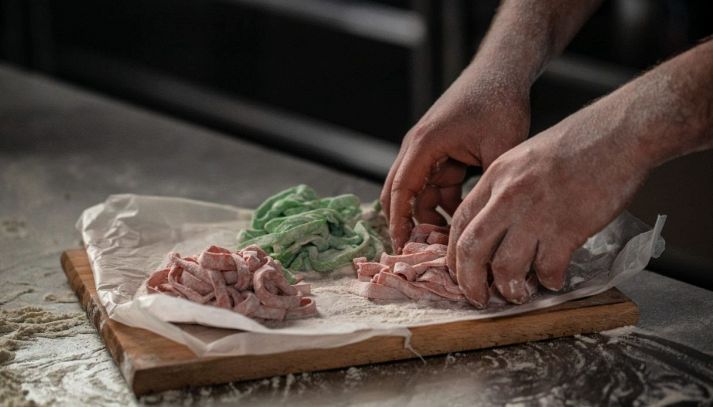 Artigiano che fa pasta a mano