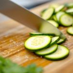 Zucchine fresche affettate